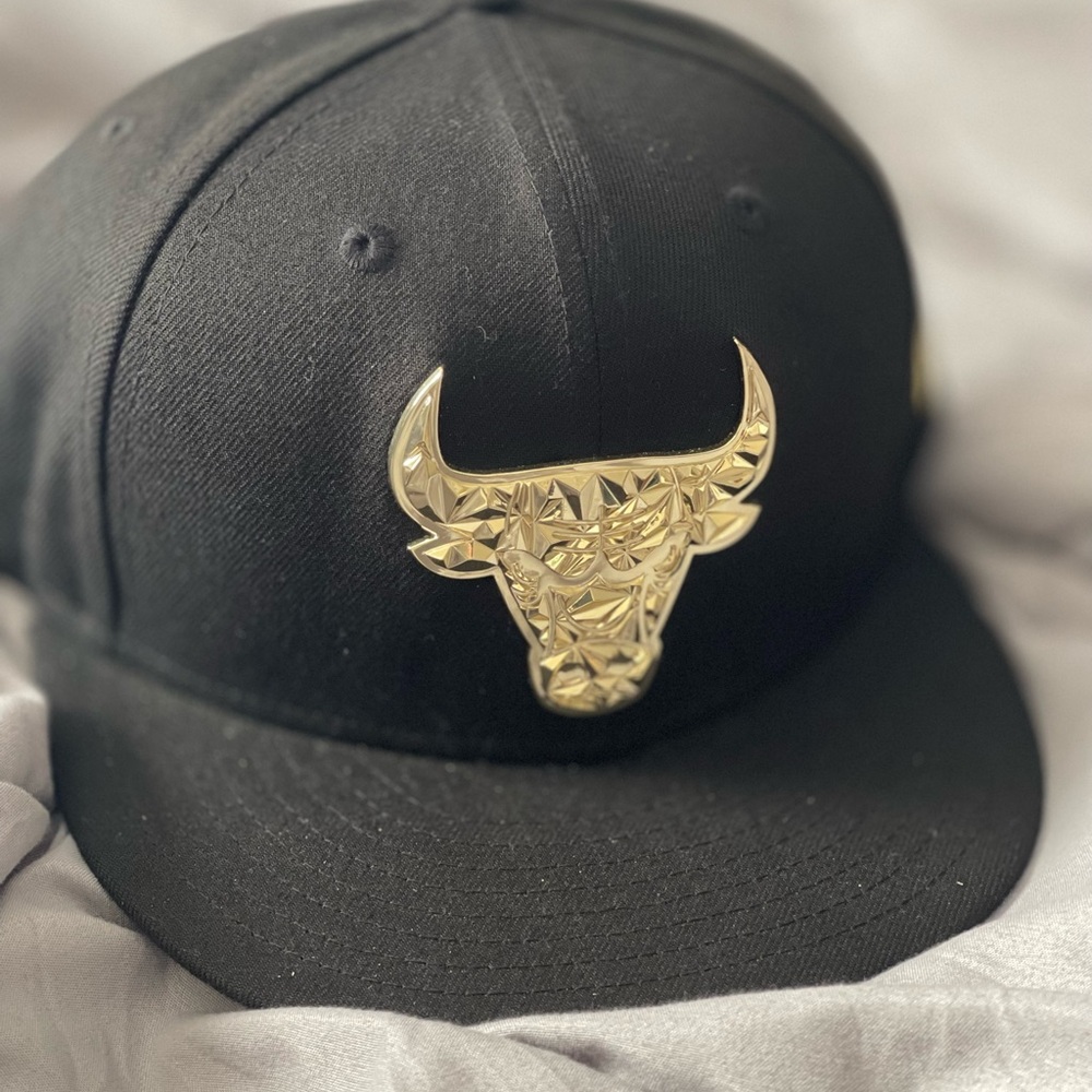 Rare Chicago Bulls Jordan Metal Gold Badge flat brim snap back hat